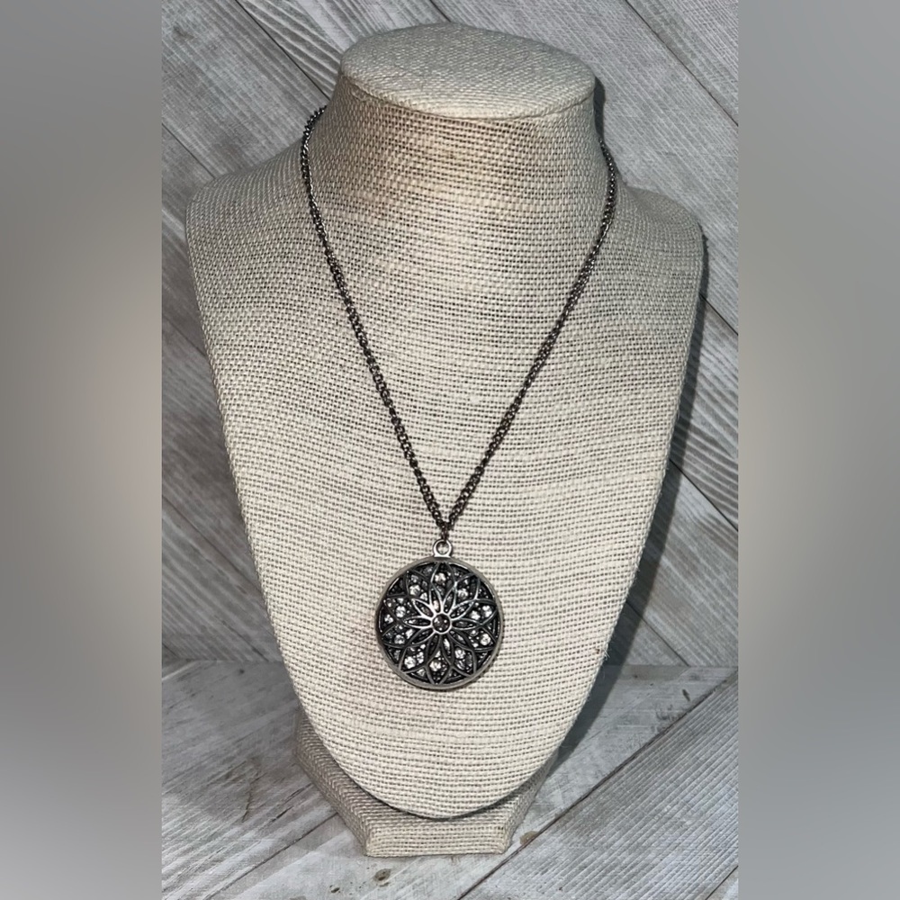Silver pendant necklace